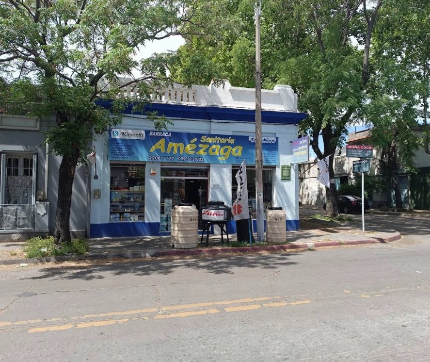 Fachada azul de Barraca Sanitaria Amézaga en la esquina