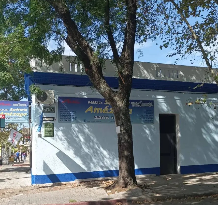 Frente del local con el cartel de la barraca